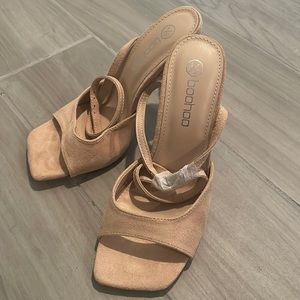 NEVER WORN TAN SUEDE STRAPPY SANDALS